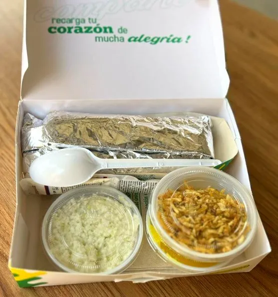 Coberturas à parte: coleslaw e batata palha sobre geleia de abacaxi.